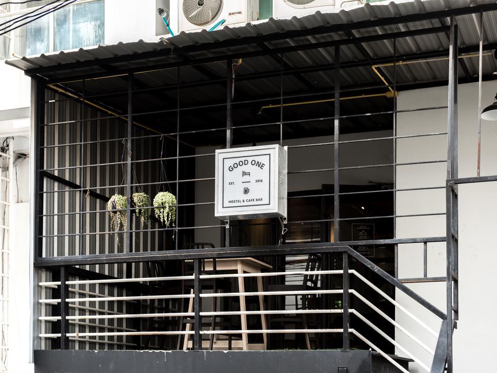 Good One Poshtel & Cafe Bar Hostel Банкок Екстериор снимка