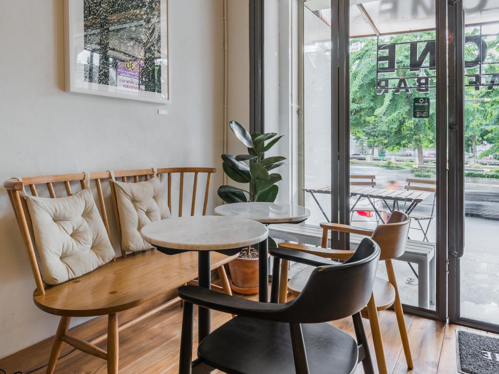 Good One Poshtel & Cafe Bar Hostel Банкок Екстериор снимка