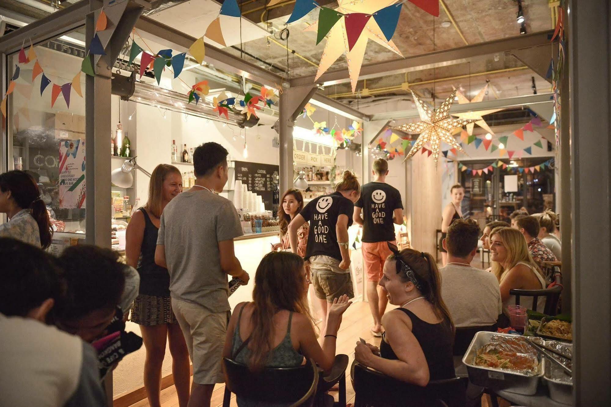 Good One Poshtel & Cafe Bar Hostel Банкок Екстериор снимка