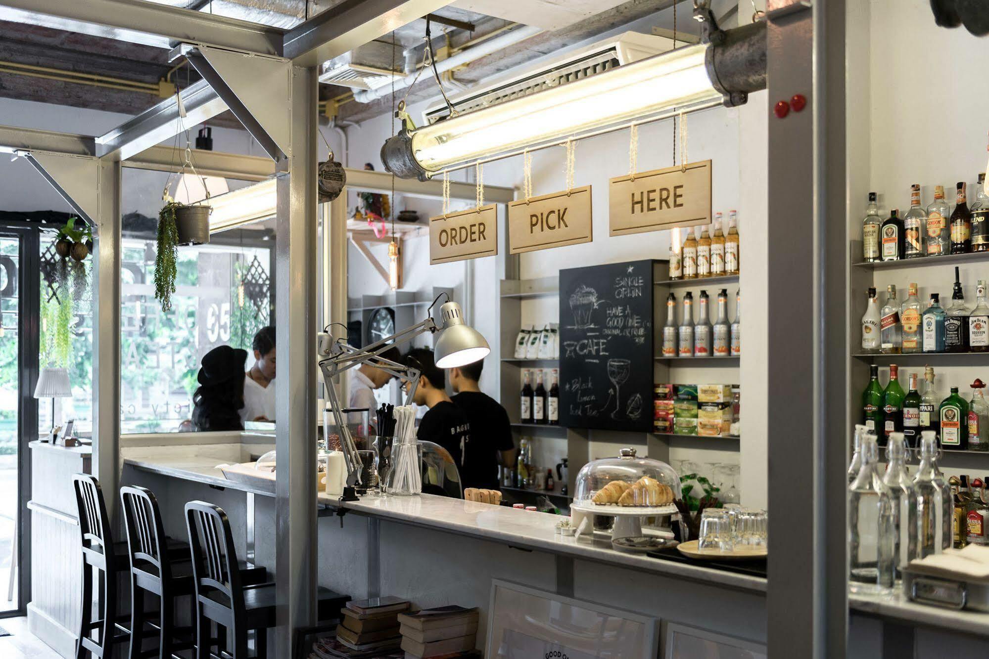 Good One Poshtel & Cafe Bar Hostel Банкок Екстериор снимка