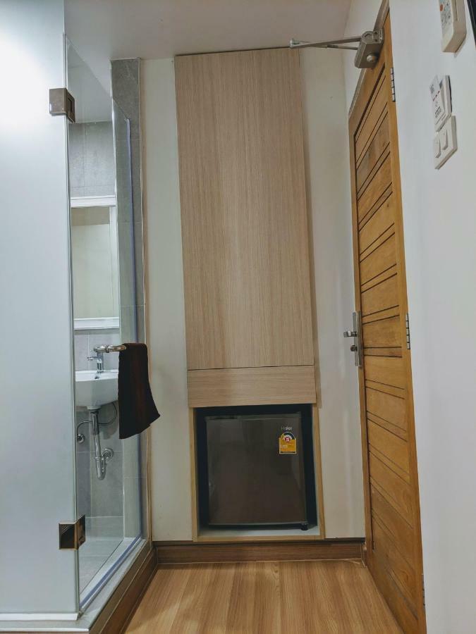 Good One Poshtel & Cafe Bar Hostel Банкок Екстериор снимка